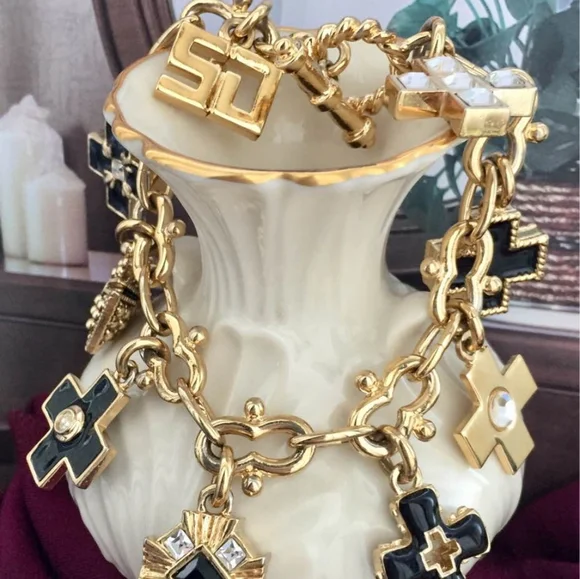 Vintage St John Maltese cross designer couture 24 kt gold plated bracelet - Picture 4 of 4